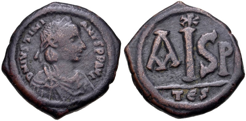 Antik Bizans bronz sikkeleri, Justinian için 16 nummi bronz.  Görüntüler CNG, NGC izniyle sağlanmıştır