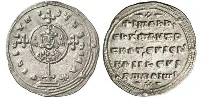 JOHANNES I. TZIMISKES (969 - 976) Miliaresion, 969 - 976, Constantinople. 2.96 g. Bust in Medaillon on Cross over pellet on two steps. Rv: Legend in five lines Sear 1792. DOC 7 (a). Helios Numismatik > Auction 813 October 2012 Lot: 581 realized: 260 EUR (approx. $337).