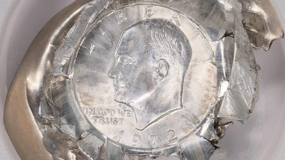 1972 Eisenhower Dollar Bonded Two-Piece Die Cap Error. Image: Greatcollections.