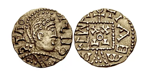 ANGLO-SAXON, Transitional Phase. Circa 675-680. Pale AV Thrymsa – Shilling (12mm, 1.31 g,). Mint in Kent. Helmeted bust right; CHZIO upwards to right, (retrograde C)TΛ upwards to left / (Runic letters)T TIA(retrograde E), standard inscribed TT/o/XX.North 32; Near EF, a few marks. Struck on a broad flan, showing the full crest of the helmet. Very rare thus. - ANGLO-SAXON, Transitional Phase. Circa 675-680. Pale AV Thrymsa – Shilling (12mm, 1.31 g,). Mint in Kent. Helmeted bust right; CHZIO upwards to right, (retrograde C)TΛ upwards to left / (Runic letters)T TIA(retrograde E), standard inscribed TT/o/XX.North 32; Near EF, a few marks. Struck on a broad flan, showing the full crest of the helmet. Very rare thus. 