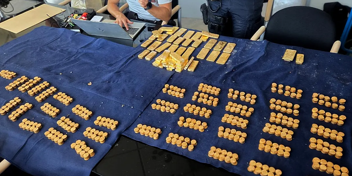 Gold bars and gols sovereigns being inventoried by Dendermonde Police